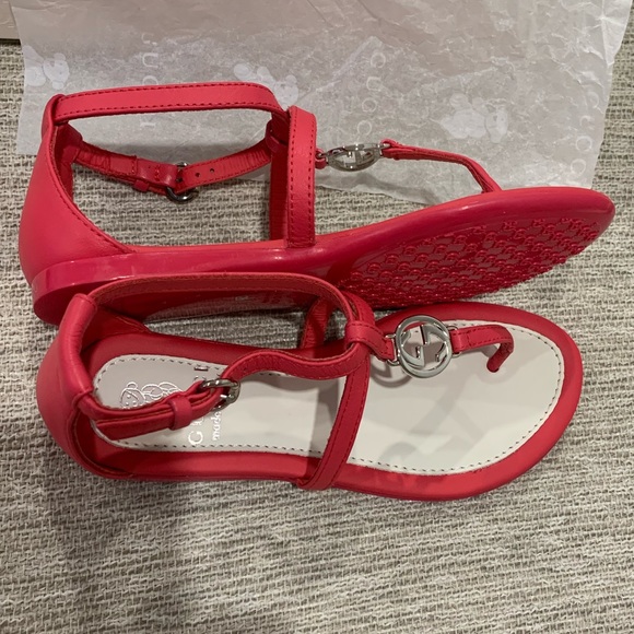 Gucci girls size 28 thong sandals. - Picture 2 of 6